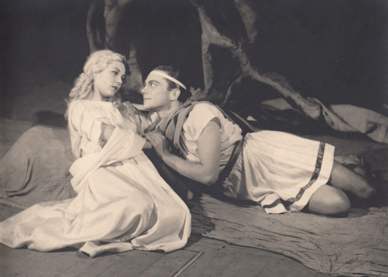 File:Sepp, Hilja (Hermia – Hilja Sepp, Lysander – Udo Väljaots. Shakespeare’i „Suveöö unenägu”. Vanemuine, 1946, erakogu).jpg